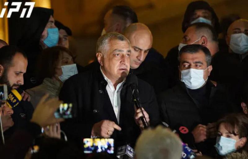 "მე ვტოვებ პარლამენტს, ვტოვებ იმიტომ, რომ თქვენთან ერთად ქუჩაში გავაგრძელო ბრძოლა თავისუფალი საქართველოსთვის" - მამუკა ხაზარაძე