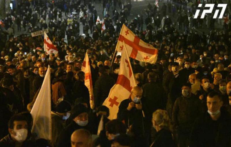 ოპოზიციის მიერ დაგეგმილ აქციას მონაწილეები კოლონებით უერთდებიან - რა ხდება ამ წუთებში თავისუფლების მოედანზე