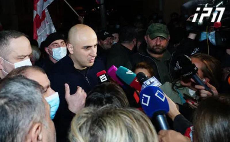 "როცა ასე მალულად იპარავენ პატიმარს ციხიდან, რომც მიეყენებინა თავდაცვის მიზნით რაიმე სახის შეურაცხყოფა, ვინმეს უნდა გაუკვირდეს?" - ნიკა მელია