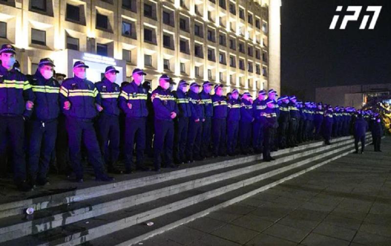 მთავრობის ადმინისტრაციასთან, სადაც პროტესტის მონაწილეები მიემართებიან, პოლიციამ ცოცხალი ჯაჭვი გააკეთა