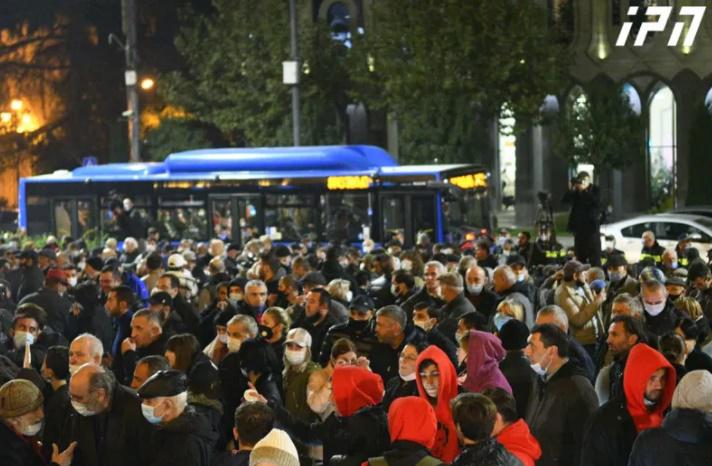 პარლამენტის წინ "ნაცმოძრაობის" აქცია მიმდინარეობს - რა ვითარებაა ადგილზე?