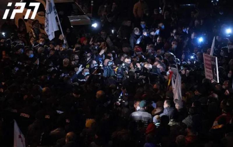 კანცელარიასთან აქციის მონაწილეებსა და სამართალდამცავებს შორის დაპირისპირებაა