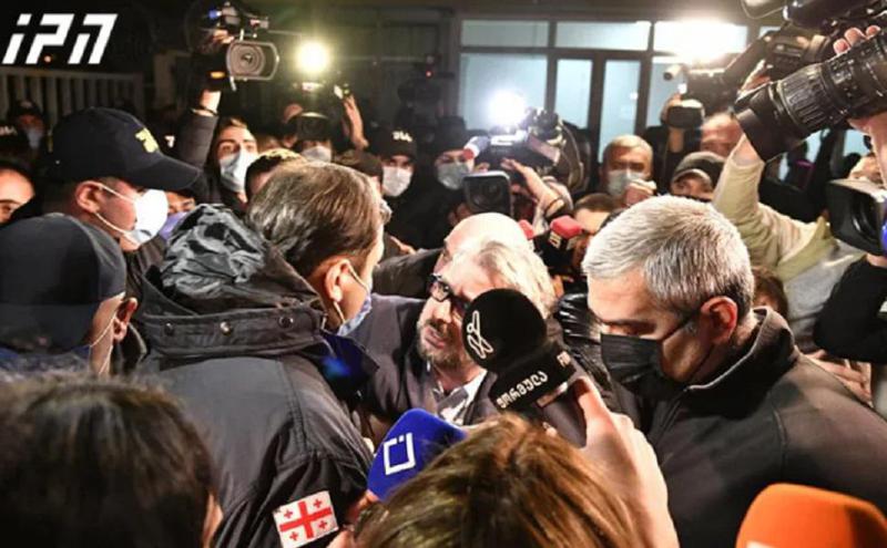 ხმაური გლდანის ციხესთან - ნიკა გვარამიას, რომელიც სააკაშვილთან შესვლას ითხოვდა, დაწესებულების შესასვლელი ძალის გამოყენებით დაატოვებინეს (ვიდეო)