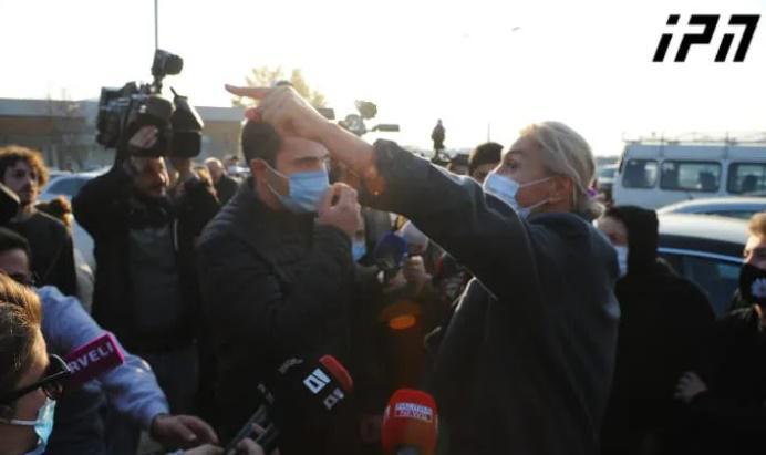 ხმაური გლდანის ციხესთან - ნანუკა ჟორჟოლიანმა სააკაშვილის მხარდასაჭერად საქართველოს ჰიმნი გააჟღერა, რასაც პატიმართა შეძახილები მოჰყვა