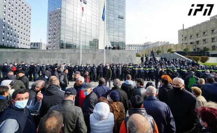 იუსტიციის სამინისტროსთან "ნაციონალური მოძრაობა“ და მათი მხარდამჭერები აქციას მართავენ - როგორია ვითარება ადგილზე