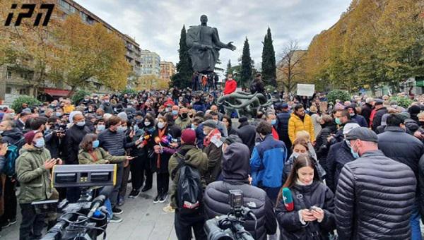"ჩვენ გითხარით, რომ ეს იქნება უწყვეტი პროცესი... " - ვაჟა-ფშაველას გამზირზე „ნაციონალური მოძრაობის“ და მათი მხარდამჭერების აქცია მიმდინარეობს