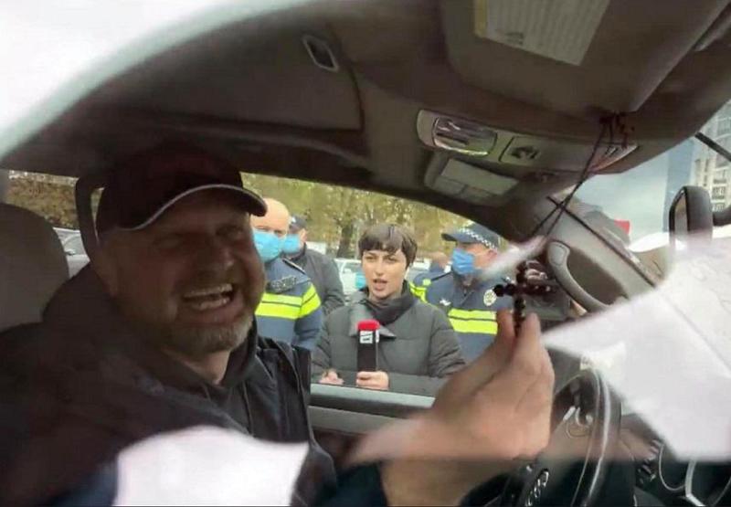 "მუზეუმში მდებენ ექსპონატად" - ზურაბ ჯაფარიძე სახალისო პოსტებს აქვეყნებს ავტომობილიდან, რომელიც ევაკუატორით გადაჰყავთ