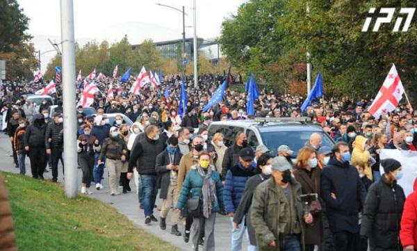 "ნაციონალური მოძრაობის" წევრები და მხარდამჭერები მეტრო "ავლაბრიდან" ბარათაშვილის დაღმართის მიმართულებით მსვლელობას მართავენ