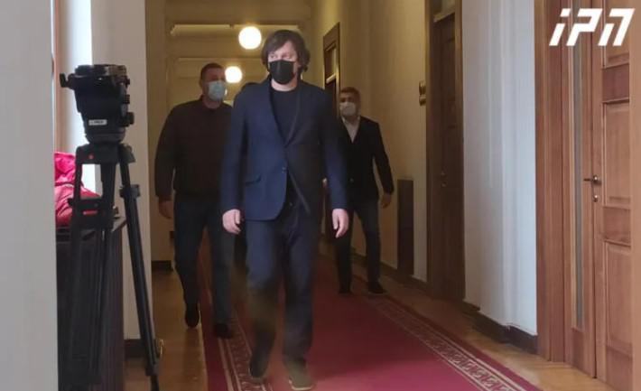 მოშიმშილე ელენე ხოშტარიას მოსანახულებლად ირაკლი კობახიძე, შალვა პაპუაშვილი და მამუკა მდინარაძე მივიდნენ