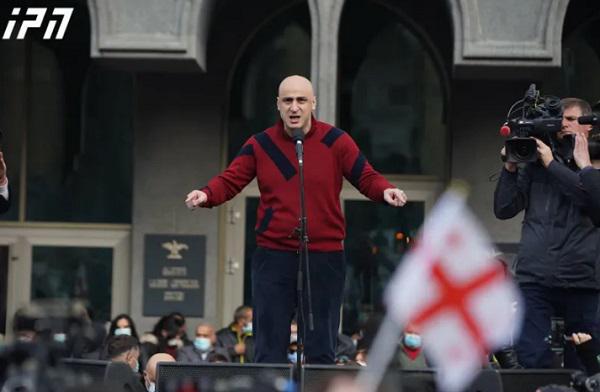 "ზუსტად ვიცი, რა გადაწყვეტილებას მიიღებს მიხეილ სააკაშვილი, მაგრამ დაველოდოთ - ვიდრე არ იქნება გადაყვანილი საავადმყოფოში, არ დავიშალოთ"- ნიკა მელია