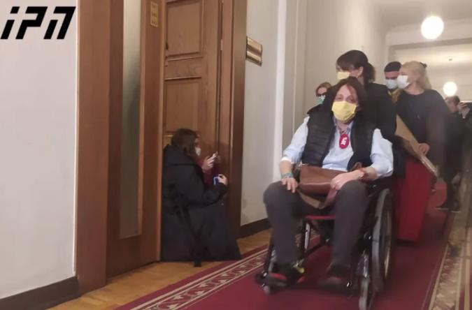 ელენე ხოშტარია კლინიკაში გადაჰყავთ - დეპუტატი შიმშილობის შეწყვეტის შემდეგ რეაბილიტაციას "ნიუ ჰოსპიტალში" გაივლის
