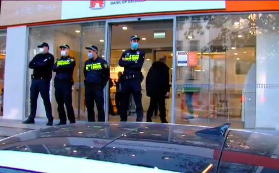 "საქართველოს ბანკის" დაყაჩაღების ფაქტი პატრულის თანამშრომლებმა აღკვეთეს - რა ინფორმაციას ავრცელებს შსს?