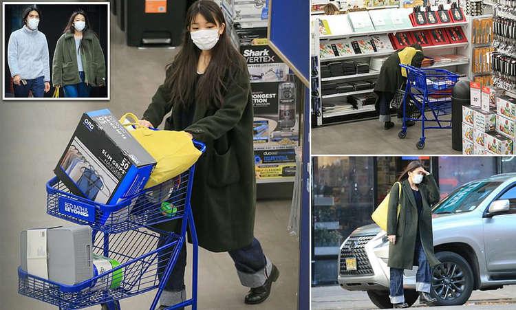 იაპონიის პრინცესა ნიუ იორკის ქუჩებში დაიკარგა - გოგონა, რომელმაც სიყვარულის გამო სამეფო ოჯახზე უარი თქვა, ამერიკელი პაპარაცების ობიექტივში