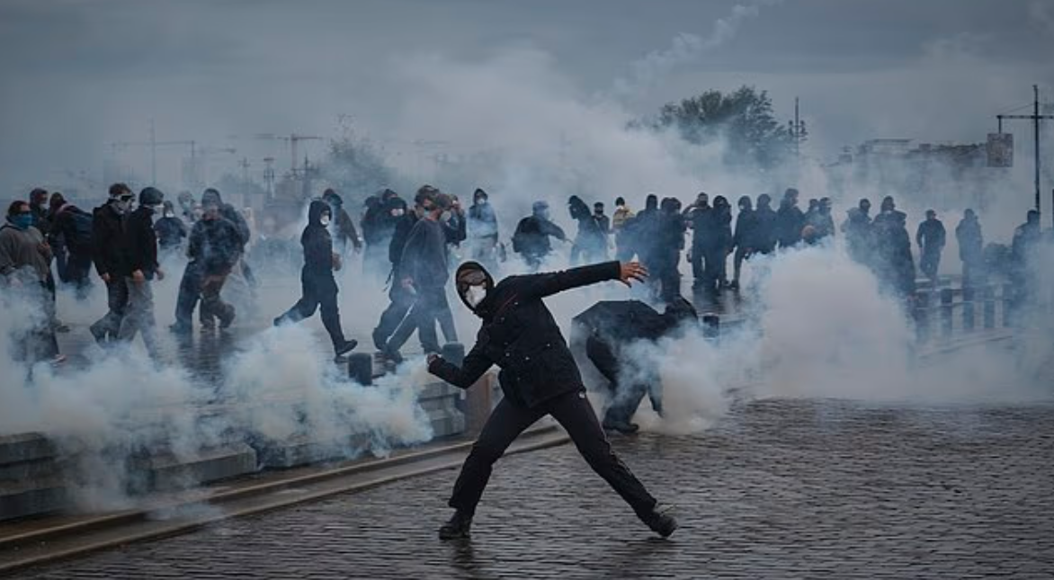 french_minister_warns_of_very_high_violence_7-72872.png