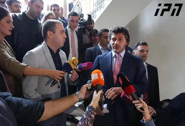 "კორუმპირებული", "გაფარჩაკებული"... - საკრებულოში  ლევან ხაბეიშვილი კახა კალაძეს დაუპირისპირდა
