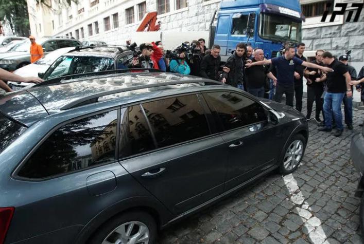 "ჯერ გვაგინებდა, მერე კი აქციის მონაწილეებს ხელი დაარტყა" - პოლიციამ ემზარ კვიციანი პარლამენტის ტერიტორიიდან გაიყვანა