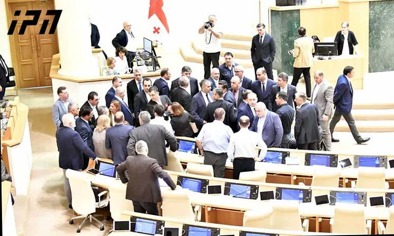 არჩილ თალაკვაძემ "ევროპული საქართველოს" წევრებს სასესიო დარბაზი დაატოვებინა - რა ხდება პარლამენტთან