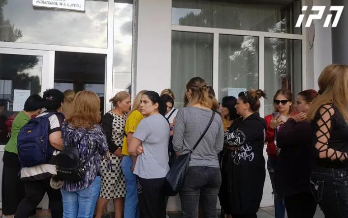 რუსთავის N5 სკოლაში დილიდან ხმაურია - გოგონა, რომელსაც  მასწავლებელი ბულინგში ადანაშაულებს, მშობლების მოთხოვნით, ტერიტორიიდან გაიყვანეს