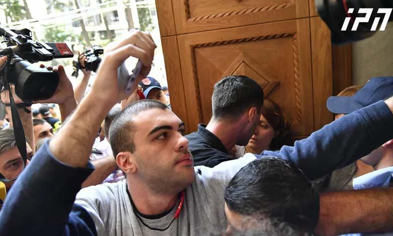 პარლამენტის შესასვლელებთან ხმაური და შეხლა-შემოხლაა - ფოტოები აქციიდან