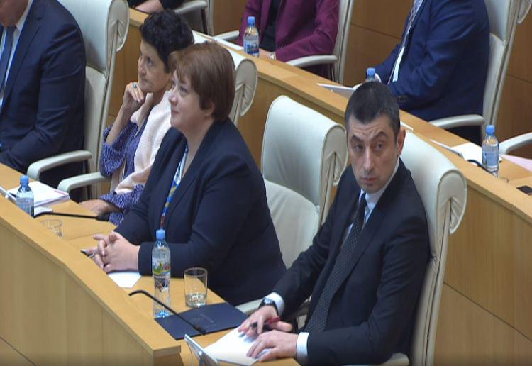 რა რეაქცია ჰქონდათ მინისტრობის კანდიდატებს, როცა "ნაციონალებმა" პარლამენტში კლიპი - "გახარიას უხარია" აჩვენეს