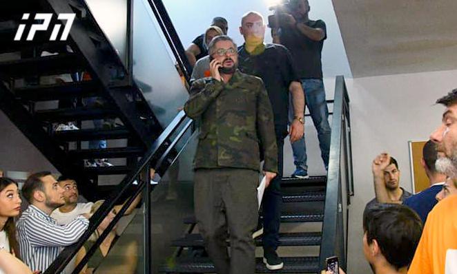 "ნიკა გვარამიას აქედან ვერავინ გაუშვებს...  კამუფლაჟი შემთხვევით არ მაცვია - ომი თუ იქნება, ჩვენ ვიომებთ"