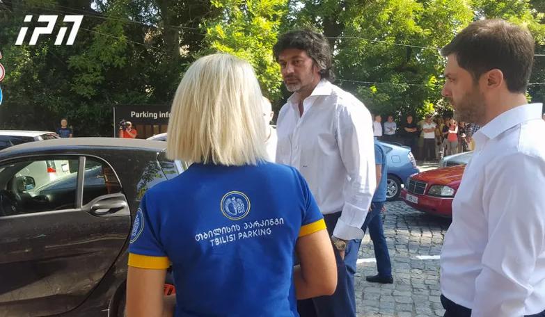 დღეიდან კოტე აფხაზისა და მიმდებარე ქუჩებზე მანქანის გაჩერება ერთი საათით 1 ლარი ეღირება