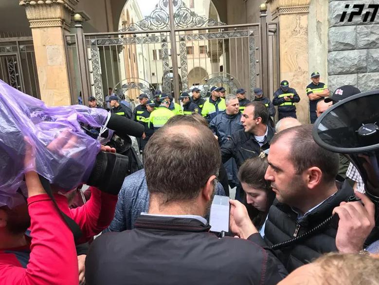 უმრავლესობის დეპუტატებს პარლამენტთან "სირცხვილის კორიდორს" უწყობენ