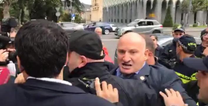 რა ხდება პარლამენტთან, სადაც აქციის მონაწილეები ემზარ კვიციანს დაუპირისპირდნენ