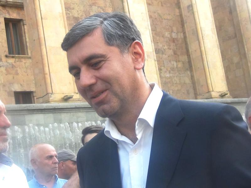 "ხეოფსის პირამიდაც მე ავაშენე, ჯეფ ბეზოსს ცოლი მე წავართვი..." - ოქრუაშვილი მის განცხადებაზე თავადაც ხალისობს