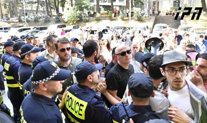 რა ვითარებაა პარლამენტთან, სადაც დღეს გიორგი გახარიას ელოდებიან