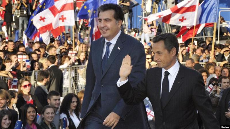 ომის დროს ნიკოლა სარკოზი ჯამბაზივით იქცეოდა - სააკაშვილი