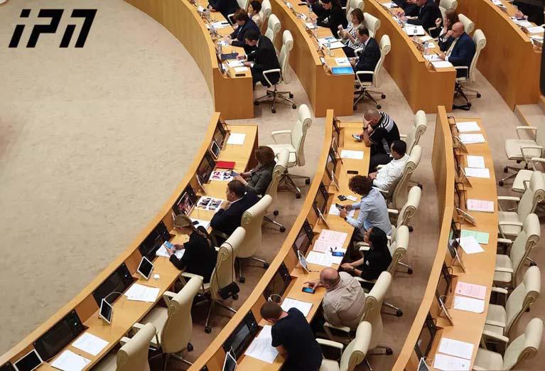 "ნაცმოძრაობამ" პარლამენტი პროტესტის ნიშნად დატოვა - გახარიამ ოპოზიციონერები ტაშით გააცილა