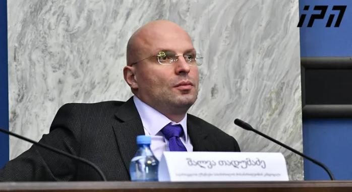 "დიდოსტატის მარჯვენა" ასეთი ნაწარმოები არ არსებობს, გამსახურდიამ დაწერა "დიდოსტატის კონსტანტინეს მარჯვენა" - შალვა თადუმაძე