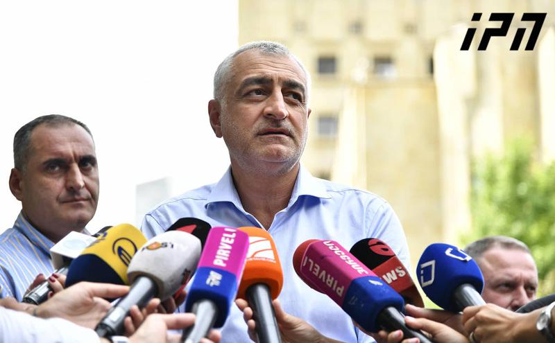 "შვილიშვილი შემეძინა, უცხოეთიდან გახარებული ჩამოვედი და ეს სიურპრიზი დამხვდა" - მამუკა ხაზარაძე დაკითხვაზე მივიდა