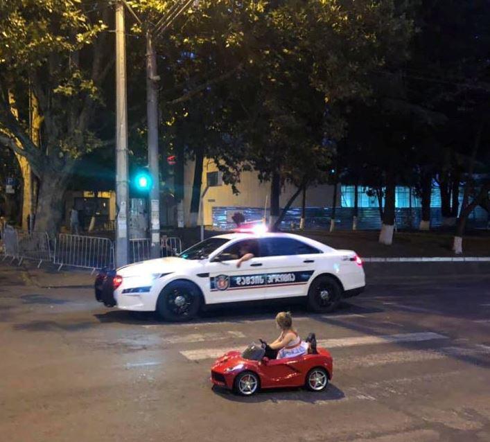 დღის ფოტო: პოლიცია და პატარა მძღოლი "ფორსაჟის" გადასაღებ მოედანზე