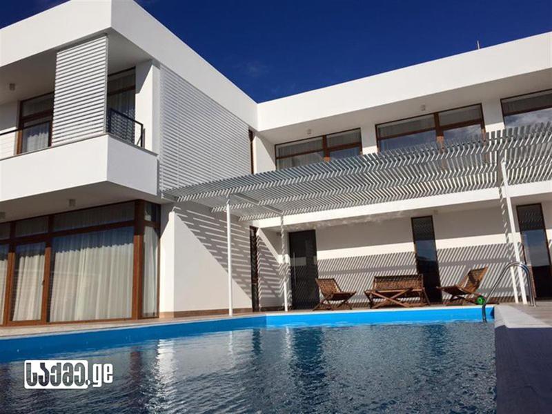 როგორ გამოიყურება ულტრათანამედროვე სახლი თბილისში, რომელიც 3 მილიონზე მეტი ღირს (ფოტო)