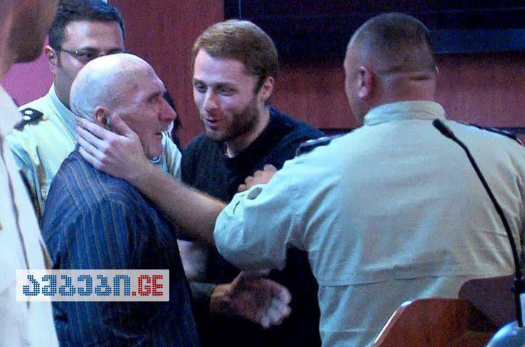 "დარბაზის დატოვებამდე შვილიშვილს ჩაეხუტა..." - რა ხდებოდა პროცესზე, სადაც სასტიკი მკვლელობის საქმეზე ბრალდებული მოხუცი გათავისუფლდა