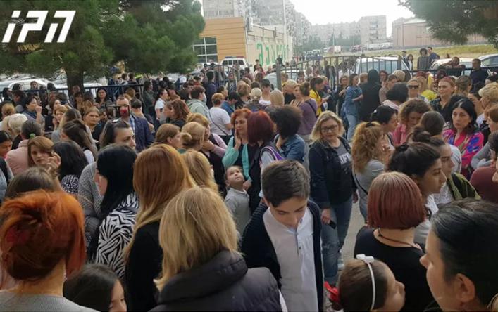 რუსთავის სკოლის მე-6 კლასელი გოგონას დედა - მუსიკის მასწავლებელმა ჩემს შვილს შეურაცხყოფა თავად მიაყენა და თავში წიგნი ჩაარტყა