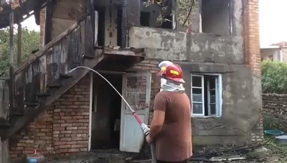 ადგილობრივები - სოფელ ვეჯინში სახლს ცეცხლი თავად მეპატრონემ  წაუკიდა