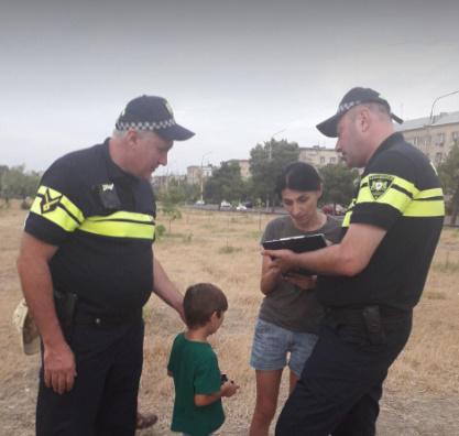 რუსთავში პატრულმა დაკარგული მცირეწლოვანი ბიჭუნა დედასთან დააბრუნა