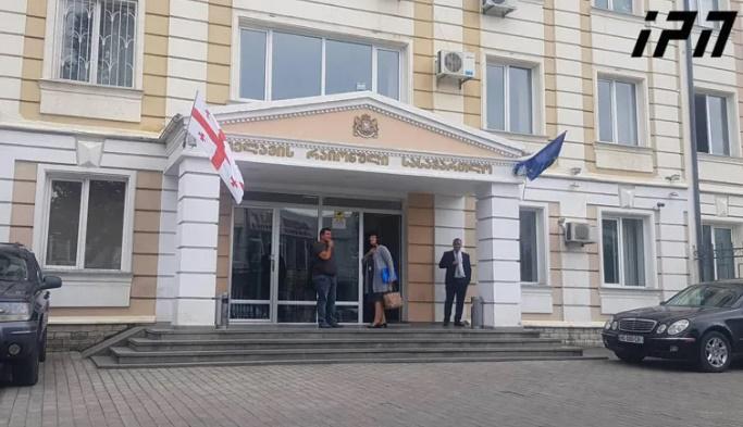 83 წლის მამაკაცი, რომელიც კახეთში პოლიციელებს თავს დაესხა, გირაოს სანაცვლოდ გათავისუფლდა