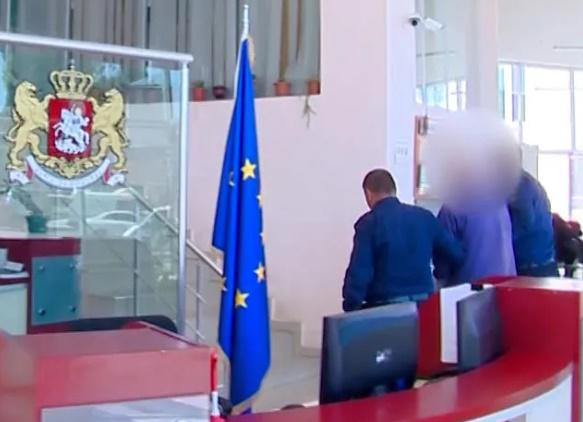 სამცხე-ჯავახეთში 42 წლის მამაკაცი მამასთან ერთად მეუღლეზე სისტემატურად ძალადობდა - პოლიციამ ორივე მათგანი დააკავა