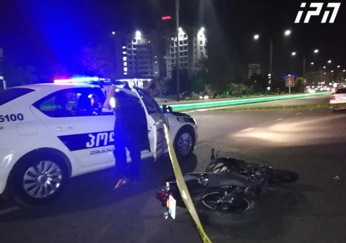 რუსთავში ქვეითთა გადასასვლელზე ახალგაზრდა ქალს და ეტლში მჯდომ მცირეწლოვანს მოტოციკლეტი დაეჯახა