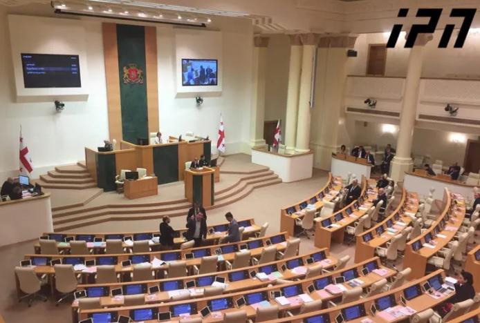 ჩხუბი პარლამენტში - გიგა ბოკერიას და სიმონ ნოზაძის დაპირისპირებისას მანდატურების ჩარევა გახდა საჭირო