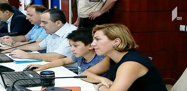 ანა დოლიძე მოსამართლეობის კანდიდატებს შვილთან ერთად უსმენს