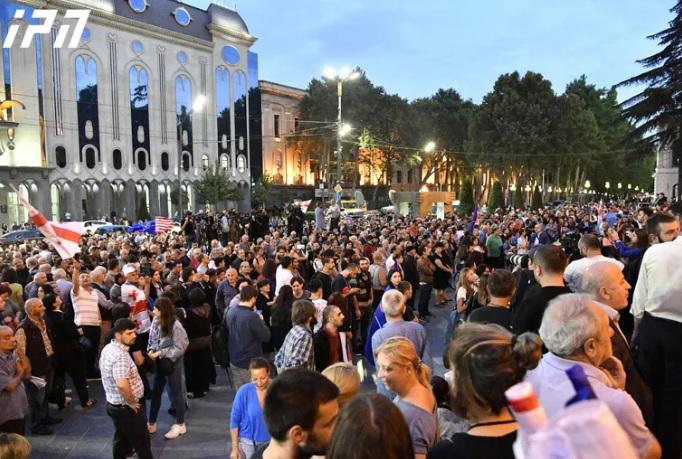 პარლამენტთან აქცია "სირცხვილია" მიმდინარეობს