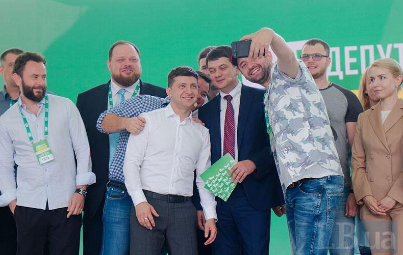 აფხაზეთიდან დევნილი პოლიტიკოსი პრეზიდენტ ზელენსკის გუნდში - ვინ არის 40 წლის დავიდ არახამია