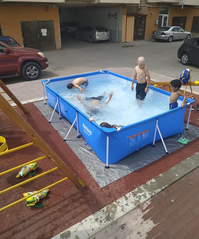 "ათ-ათი ლარი რომ შეკრიბოთ, ყველგან გაახარებთ ბავშვებს..." - თბილისში, ერთ-ერთ ეზოში საცურაო აუზი დადგეს