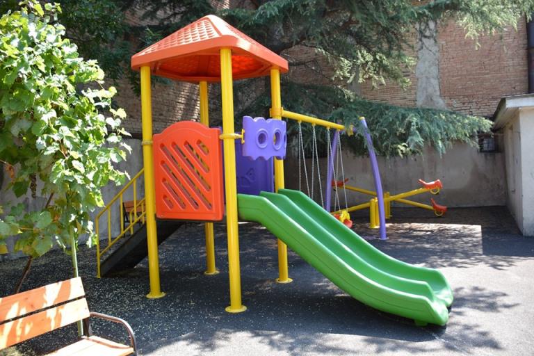 ამირან გამყრელიძე - ბავშვები ეზოში და ჰაერზე უნდა გავიყვანოთ, მაგრამ სასურველია, საქანელები და სკამები დღეში ერთხელ მაინც სველი წესით დამუშავდეს