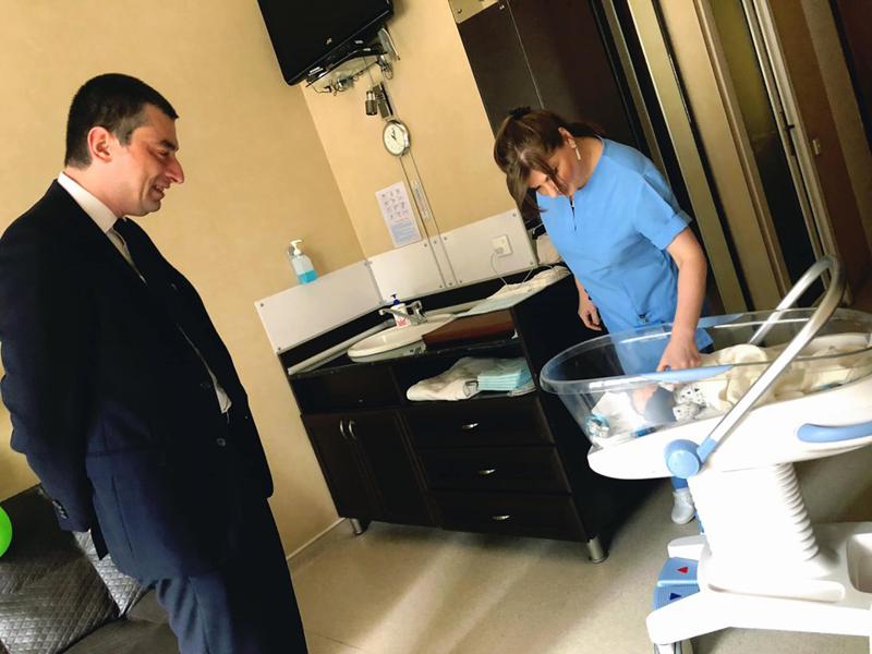 "შვილის დაბადება მომილოცა ზუსტად ისე, როგორც ჩემმა უახლოესმა ადამიანებმა" - გიორგი გახარიამ თანამშრომელ გოგონას სამშობიაროში მიაკითხა